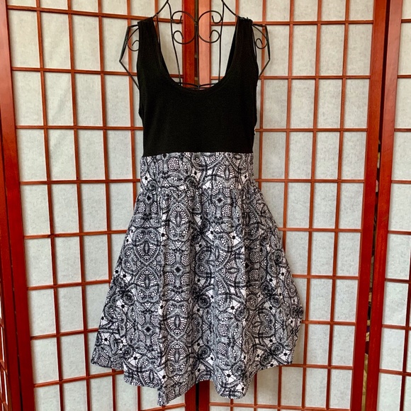 Express Black & White Skater Dress - Picture 2 of 8